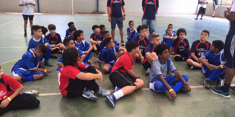 Adolescentes do Programa Esportes e alunos do Colégio Santa Amália