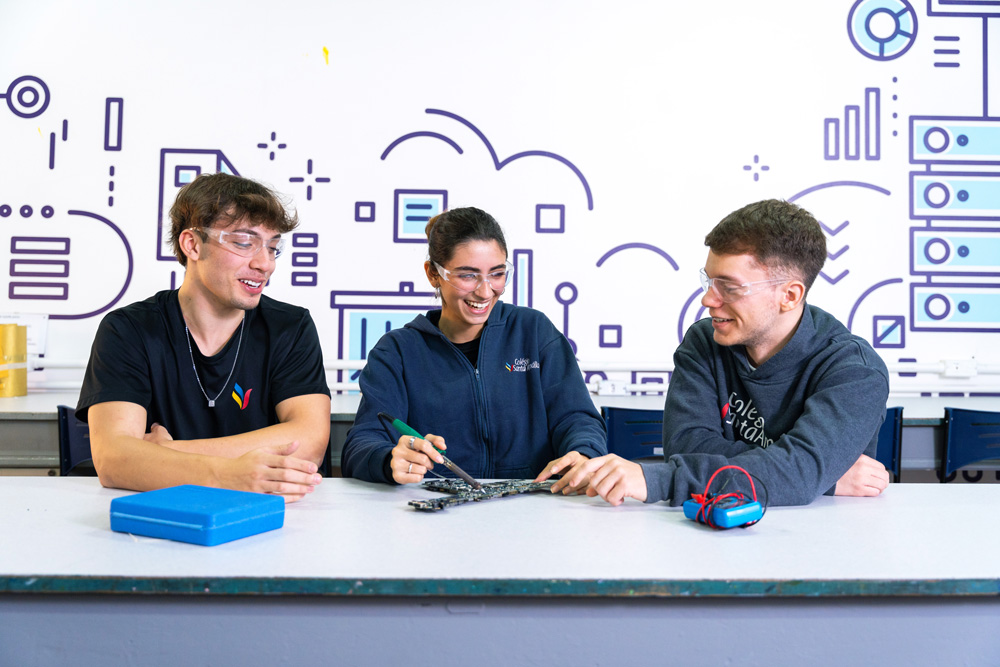 Alunos no projeto maker