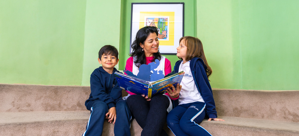 Professora lendo com alunos