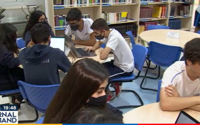 Eleições: Alunos do Colégio Santa Amália se engajam no primeiro voto e iniciativa é destaque no Jornal da Band