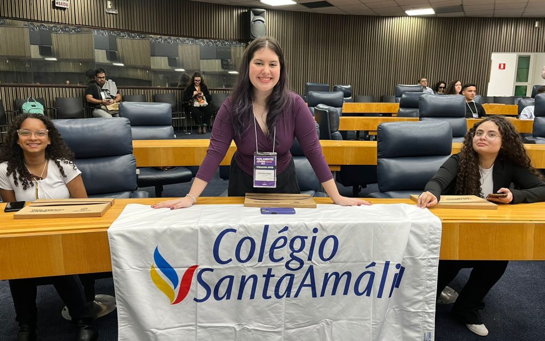 Aluna do Colégio Santa Amália cria projeto de lei e é destaque no parlamento jovem