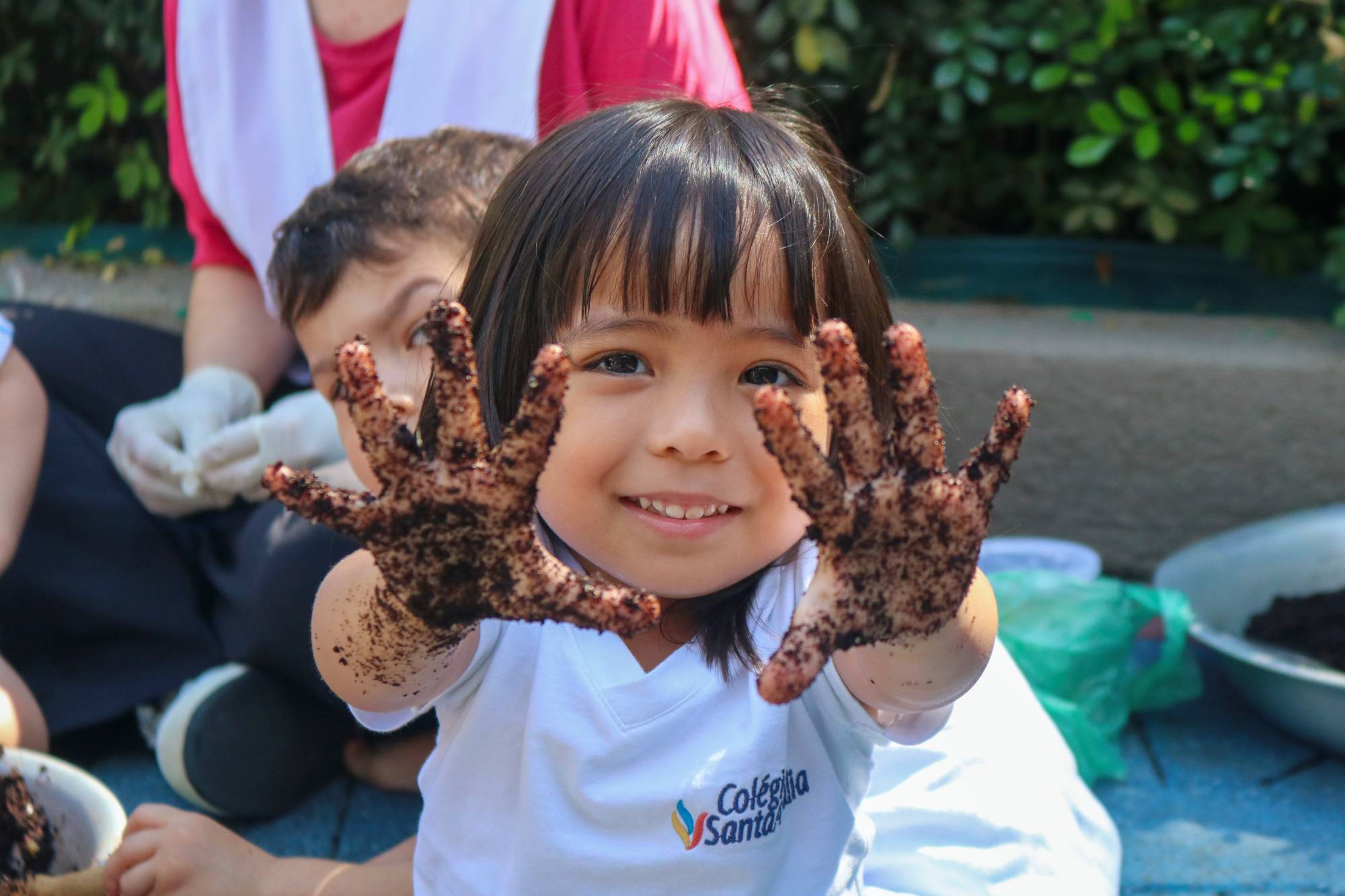 Garotinha brincando com a terra
