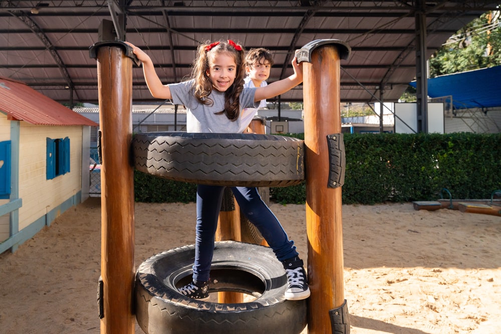 Foto: Aluna brincando no parquinho