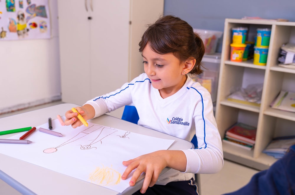 Foto: Aluna desenhando em folha sulfite